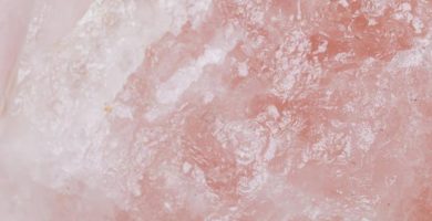 Cristal de cuarzo rosado