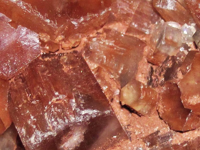 Cristal de calcita roja natural