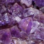 Cristal de fluorita violeta natural