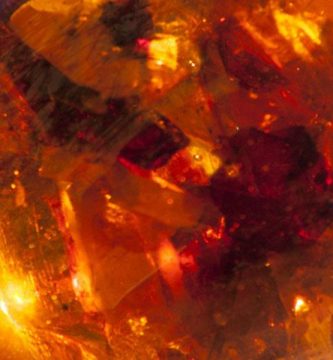 piedra de ámbar amarillo